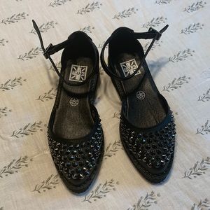 Buckle spike shoes